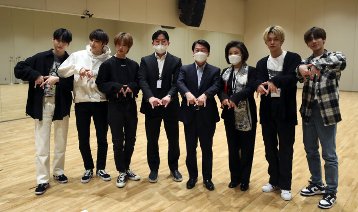 ▲안철수(왼쪽 다섯번째) 인수위원장이 2일 서울 용산구 하이브 본사를 찾아 투모로우바이투게더와 함께 포즈를 취하고 있다. (연합뉴스)