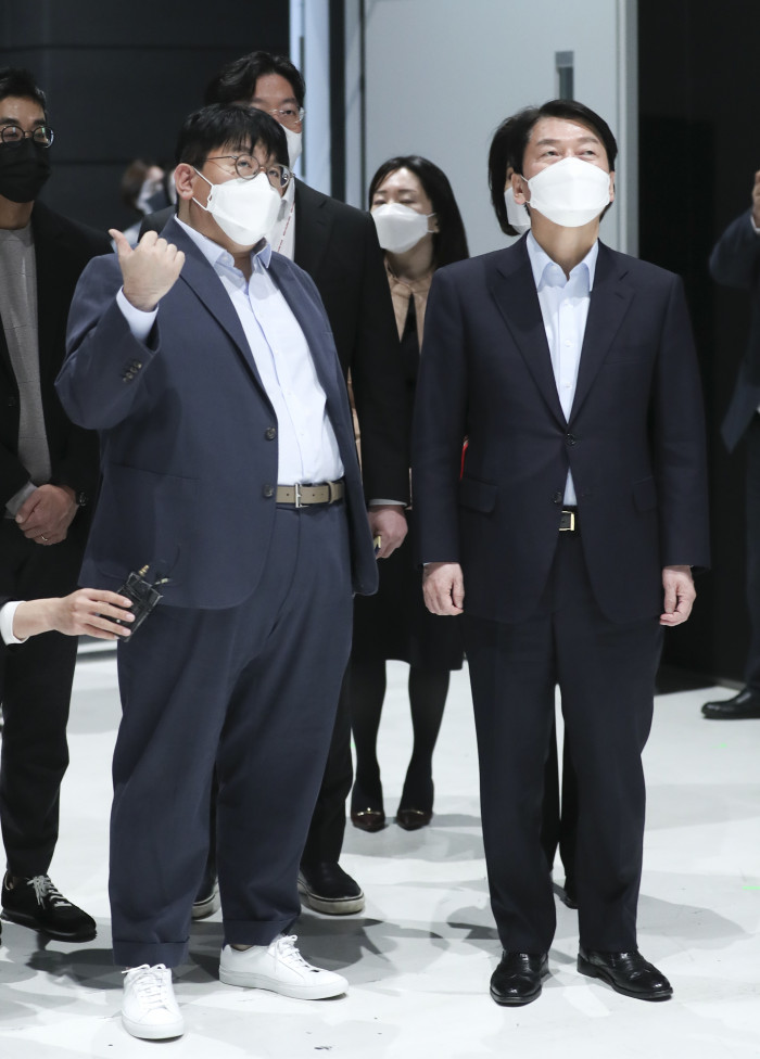 ▲안철수 인수위원장이 2일 서울 용산구 하이브 본사를 찾아 방시혁 하이브 의장의 설명을 들으며 스튜디오를 둘러보고 있다. (연합뉴스)