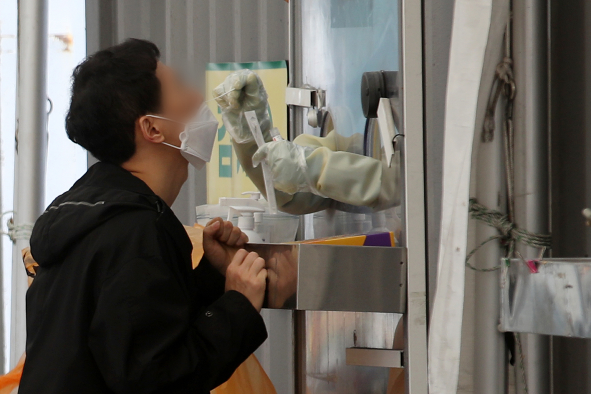 ▲코로나19 신규 확진자가 28만273명으로 집계된 1일 오후 서울 중구 서울광장 임시선별검사소에서 시민이 검사를 받고 있다.  (뉴시스)