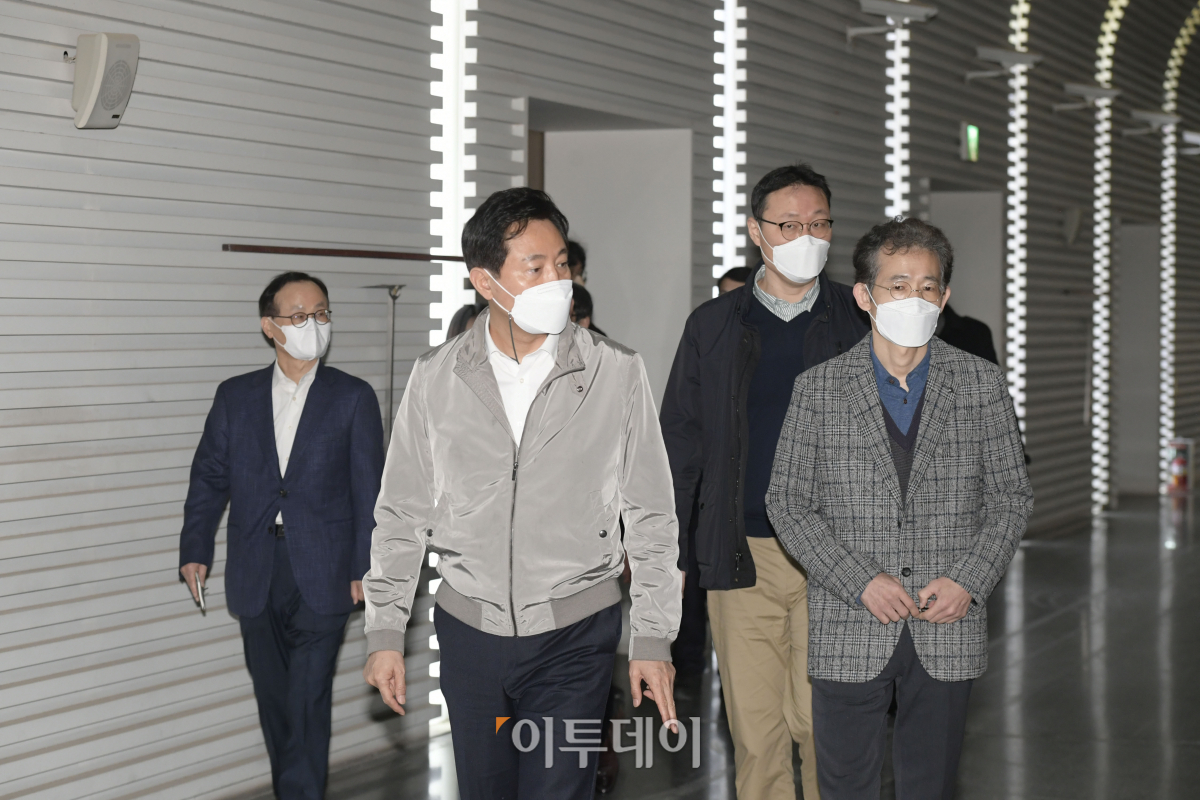 ▲3일 오세훈 서울시장이 서울추모공원을 방문해 화장시설을 둘러보고 있다. (조현호 기자 hyunho@)