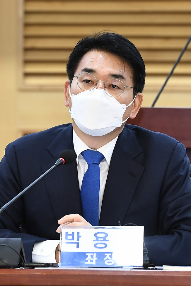 ▲더불어민주당 박용진 의원실 주최로 16일 오전 국회에서 열린 '제20대 대선이 한국정치에 남긴 과제들' 토론회에서 박 의원(가운데)이 인사말을 하고 있다.  (연합뉴스)