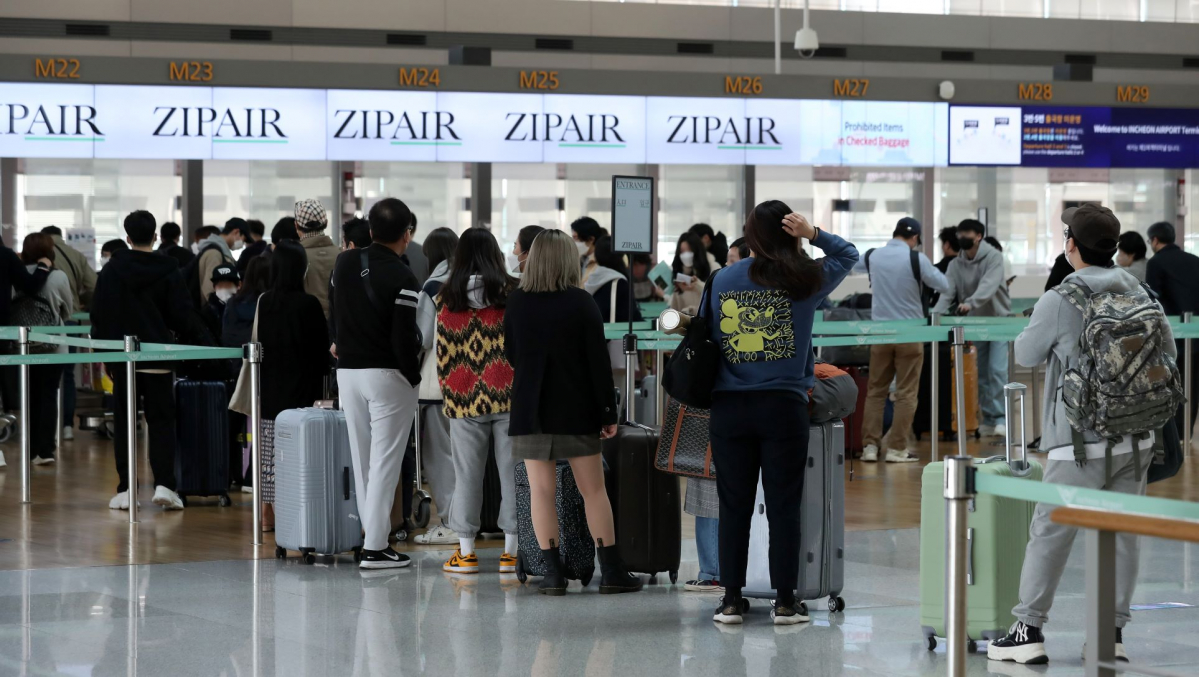 ▲코로나19 백신 접종을 완료한 해외 입국자의 자가격리가 면제 되면서 공항 이용객이 증가하고 있는 3일 오전 인천국제공항 제1여객터미널에서 탑승객들이 출국 수속을 하고 있다. (뉴시스)