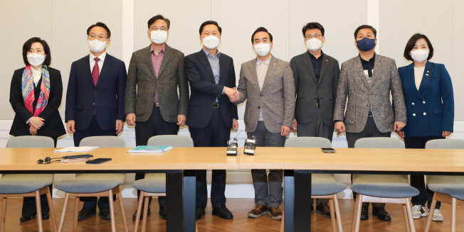 ▲국민의힘 김기현 원내대표와 더불어민주당 박홍근 원내대표가 3일 오후 국회에서 기초의원 중대선거구제 도입 문제 논의를 위한 회동을 하기 전 각 당 원내대표단과 포즈를 취하고 있다.  (연합뉴스)