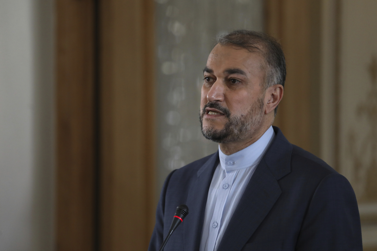 ▲호세인 아미르 압둘라히안 이란 외무장관이 2월 23일(현지시간) 이란 테헤란에서 언론 브리핑을 하고 있다. 테헤란/AP뉴시스