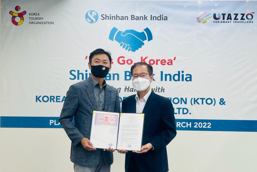 ▲지난달 14일 인도 뭄바이 신한은행 인도본부에서 열린 인도인 관광객 유치를 위한 업무협약식에서 신한은행 인도본부 서봉균 본부장(오른쪽)과 한국관광공사 최영걸 뉴델리 지사장이 기념촬영하고 있다.