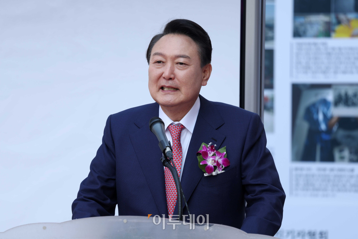 ▲윤석열 대통령 당선인이 4일 서울 중구 한국프레스센터 광장 전시장에서 열린 제58회 한국보도사진전 개막식에서 축사하고 있다. (인수위사진기자단)