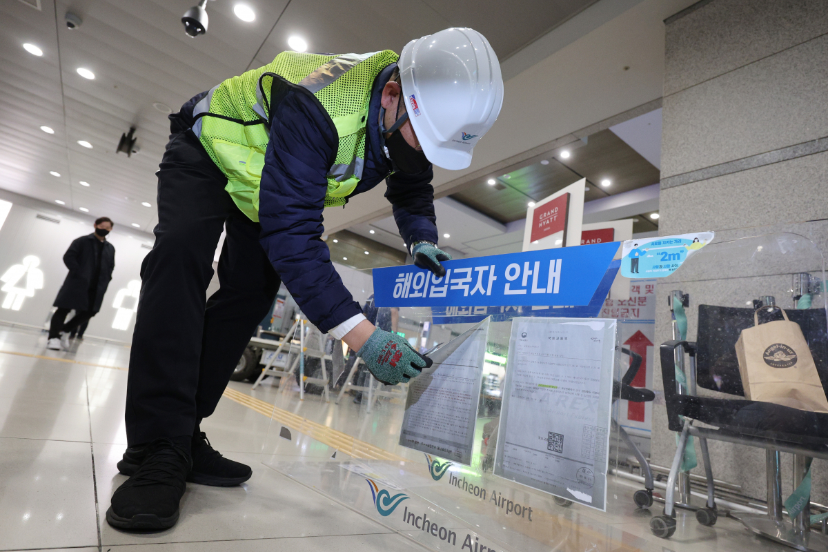 ▲인천공항 입국장 운영체계를 '코로나 이전' 수준으로 전환한 1일 오전 인천국제공항 1터미널 입국장에서 공항 관계자들이 지방자치단체 방역 안내소, 해외 입국 여행객 전용 대기·분리 장소 등 방역 관련 시설물을 철거하고 있다. 이날부터 해외 입국자는 어떤 국가에서 출발했는지와 상관없이 예방접종을 완료했다면 자가격리를 하지 않으며 대중교통을 이용할 수 있다.  (연합뉴스)
