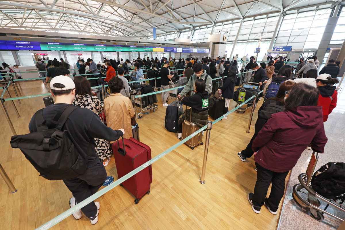 ▲1일 오전 인천국제공항 1터미널 출국장 체크인 카운터에서 탑승객들이 출국 수속을 밟기 위해 줄을 서 있다. (연합뉴스)