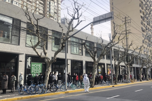 ▲중국 상하이의 한 거리에 사람들이 코로나19 검사를 받기 위해 줄 서 있다. 상하이/AP연합뉴스
