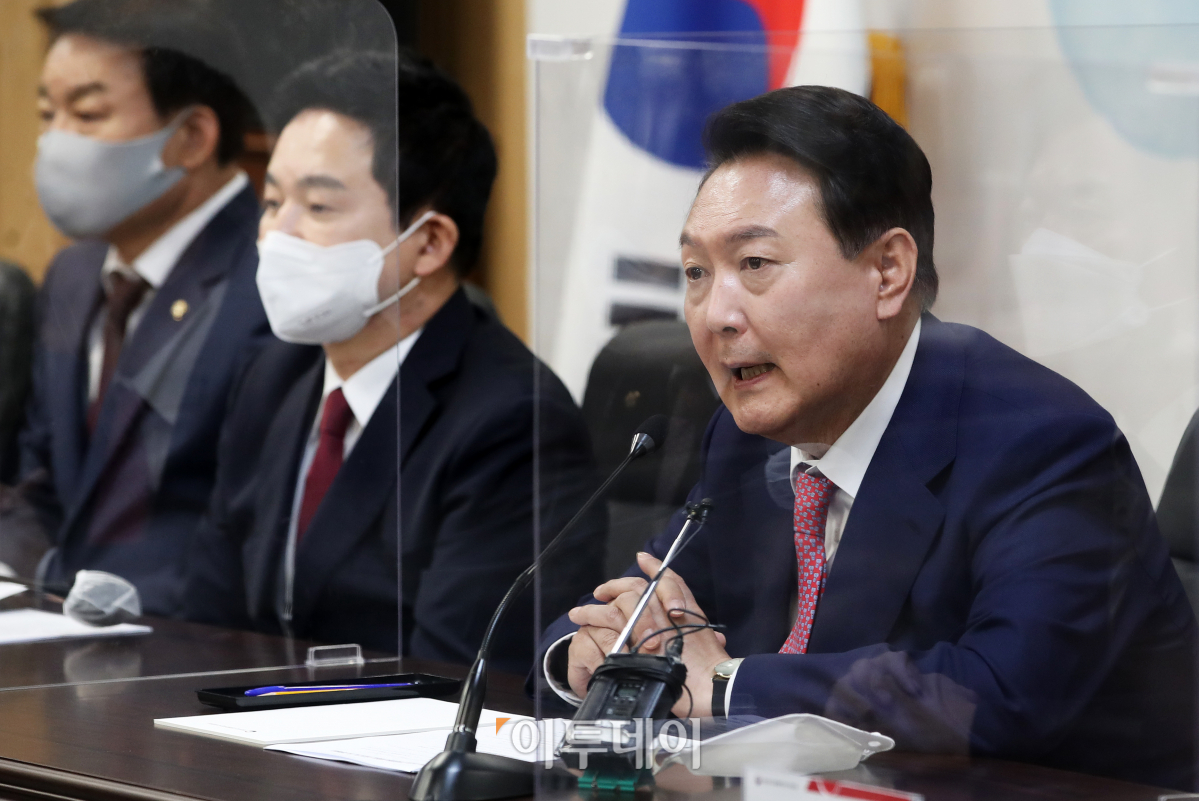 ▲<YONHAP PHOTO-5666> 발언하는 윤석열 대통령 당선인    (서울=연합뉴스) 윤석열 대통령 당선인이 4일 오후 서울 종로구 삼청동 제20대 대통령직인수위원회에서 열린 인수위 기획위원회 제1차 전체회의에서 발언하고 있다. 2022.4.4 [인수위 사진기자단]    jeong@yna.co.kr/2022-04-04 14:26:52/<저작권자 ⓒ 1980-2022 ㈜연합뉴스. 무단 전재 재배포 금지.> (인수위사진기자단)