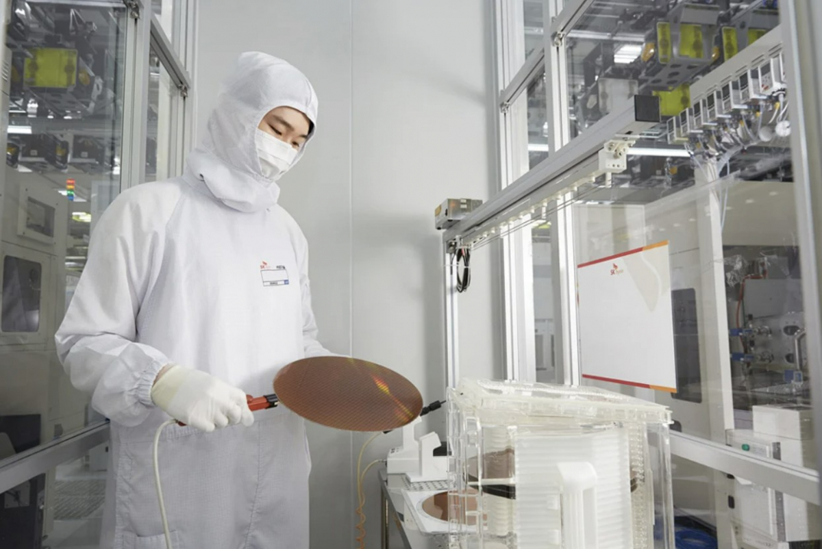 ▲SK하이닉스 씬필름(Thinfilm) 기술담당이 웨이퍼에 작업을 하는 모습 (사진제공=SK하이닉스)