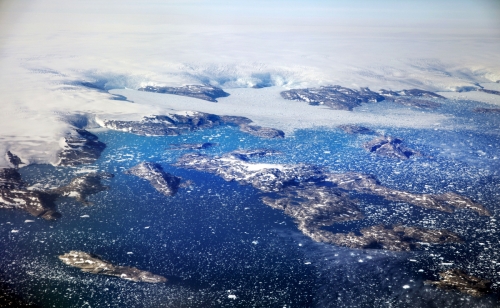 ▲지구에서 가장 큰 섬인 그린란드 빙하가 지구 온도 상승으로 녹고 있다. AP연합뉴스
