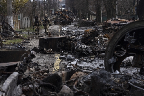 ▲우크라이나 수도 키이우 인근 부차 지역에 파괴된 러시아군 탱크들이 보인다. 부차/AP연합뉴스
