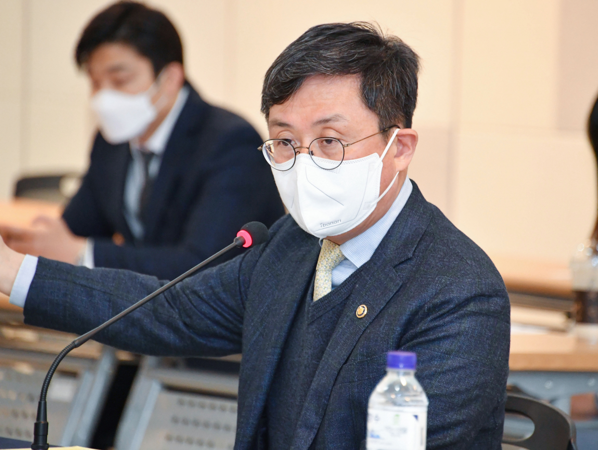 ▲안도걸 기획재정부 차관이 4월 5일 강원도 원주 소재 원주 의료기기 테크노벨리에서 열린 '디지털 헬스케어 서비스 정책 간담회'에서 모두발언을 하고 있다. (사진제공=기획재정부)