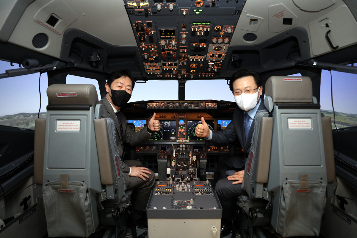 ▲5일 오후 김포국제공항에 위치한 KAC CAE 항공훈련센터에서 진행된 제주항공의 B737-8 시뮬레이터 도입행사에서 김이배 제주항공 대표이사(사진 오른쪽)와 윤형중 한국공항공사 사장이 시뮬레이터 안에서 기념촬영을 하고 있다.  (사진제공=제주항공)