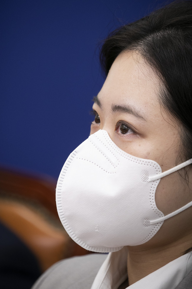 ▲더불어민주당 박지현 공동비상대책위원장이 6일 오전 서울 여의도 국회에서 열린 비상대책위원회의에서 '고 이예람 중사 특검법'이 "법사위 문턱을 넘지 못했다"는 발언을 한 후 울먹이고 있다. (연합뉴스)