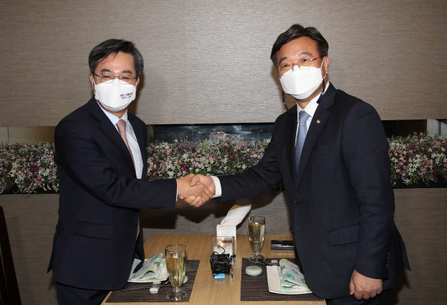 ▲더불어민주당 윤호중 비상대책위원장과 새로운물결 김동연 대표가 30일 오후 서울 여의도 한 식당에서 오찬 전 악수하고 있다. (연합뉴스)