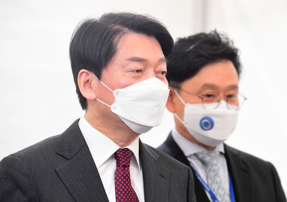 ▲안철수 대통령직인수위원장이 지난달 24일 서울 종로구 통의동 인수위 천막 기자실을 방문해 인수위의 법무부 업무보고 유예와 관련해 입장을 밝히고 있다.  (이투데이DB)