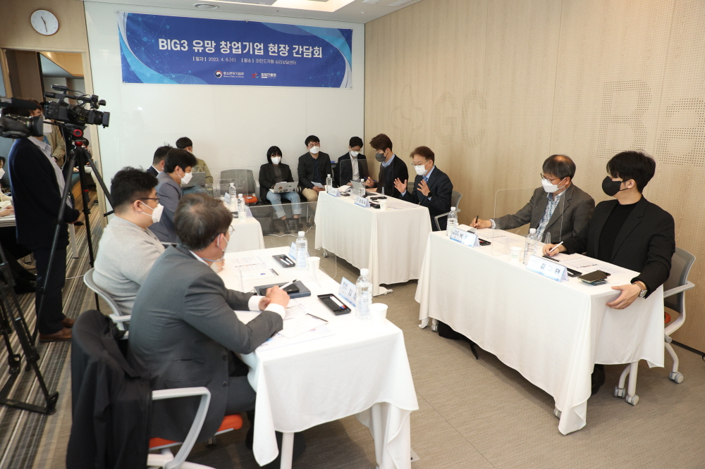 ▲권칠승 중소벤처기업부 장관은 6일 경기 성남시에 위치한 아토머스사의 마인드카페에서 올해 빅3 혁신분야 창업패키지에 신규 선정된 창업기업 6개사 대표와 간담회를 가졌다.  (사진제공=중소벤처기업부)