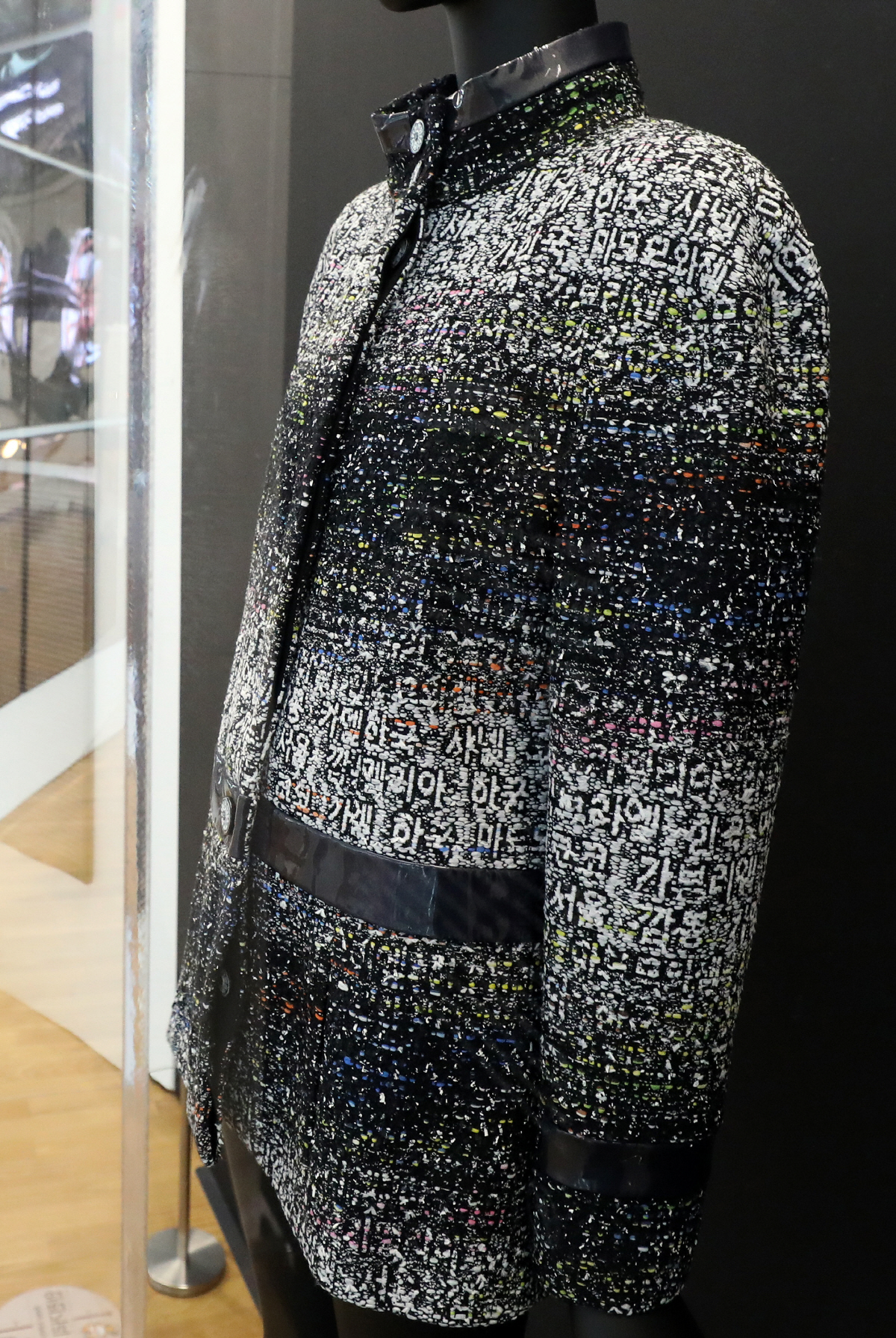 ▲(뉴시스) 문재인 대통령의 2018년 프랑스 국빈방문 당시 김정숙 여사가 입었던 한글이 새겨진 샤넬 옷이 30일 오후 인천국제공항 제1여객터미널에 전시돼 있다.
