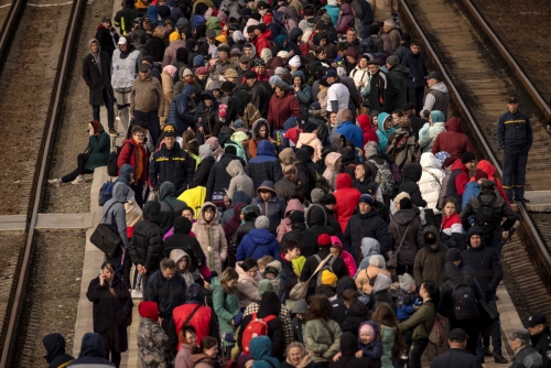 ▲우크라이나 돈바스 지역에서 대피하려는 주민들이 기차역을 가득 메우고 있다. 돈바스/AFP연합뉴스

