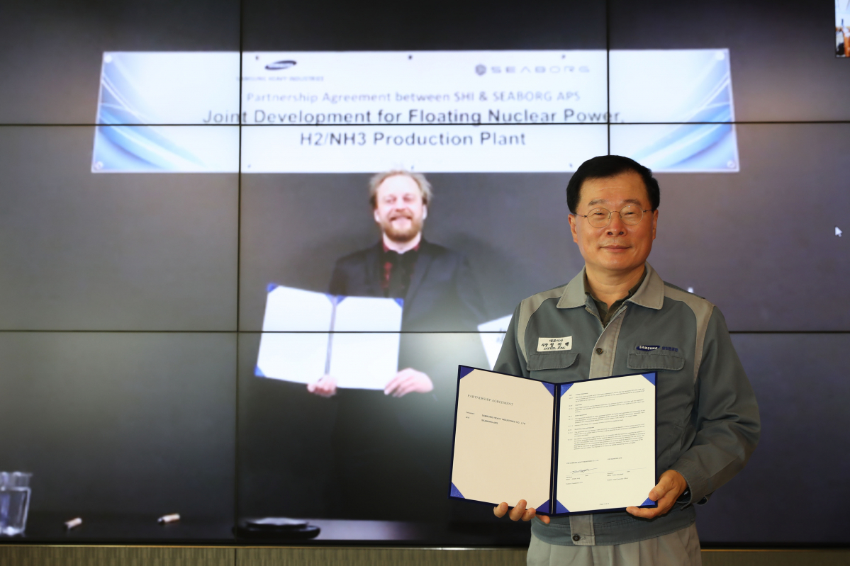 ▲정진택(오른쪽) 삼성중공업 사장이 덴마크 시보그사와 부유식 원자력 발전 설비 공동개발 협약을 맺고 기념사진을 찍고 있다. (사진제공=삼성중공업)