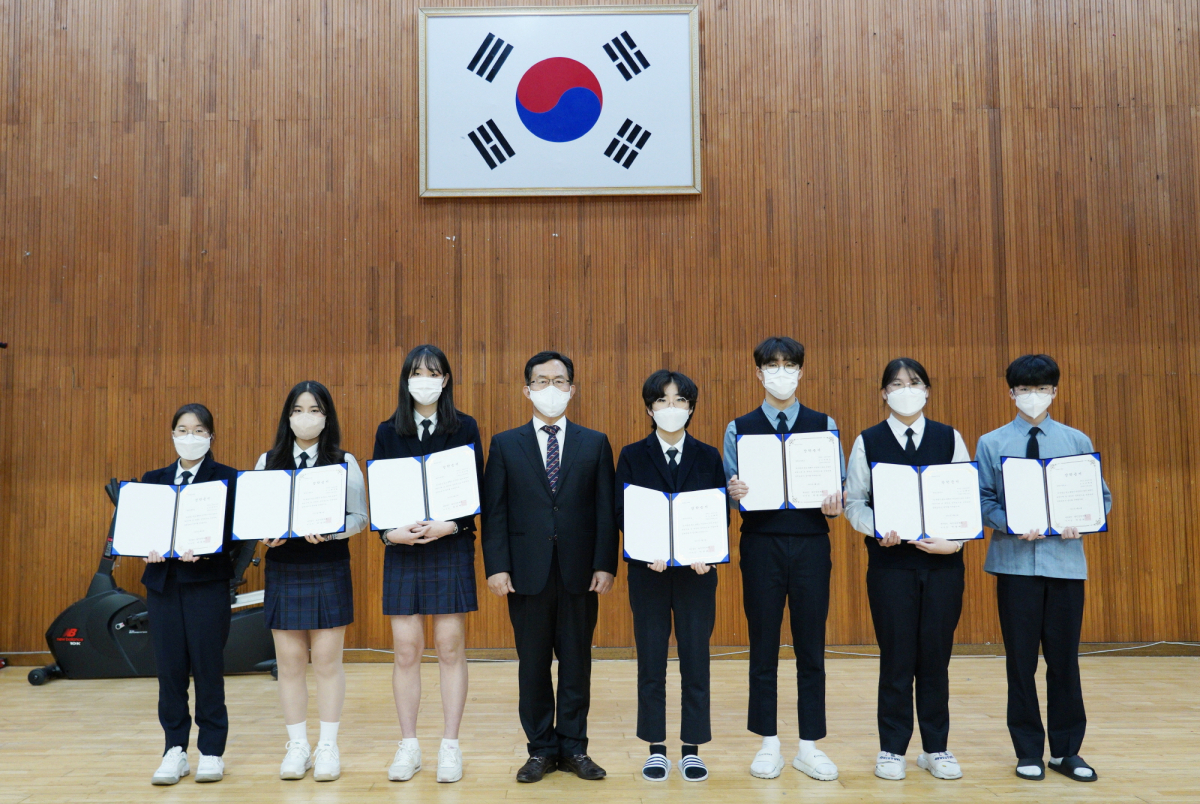 ▲공병탁 라인건설 총괄사장(왼쪽에서 네 번째)과 담양고 장학금 수여 학생들이 기념촬영을 하고 있는 모습. (사진제공=라인건설)