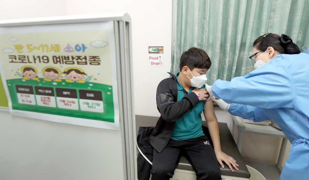 ▲광주 북구 미래아동병원에서 의료진이 어린이에게 백신을 접종 하고 있다.