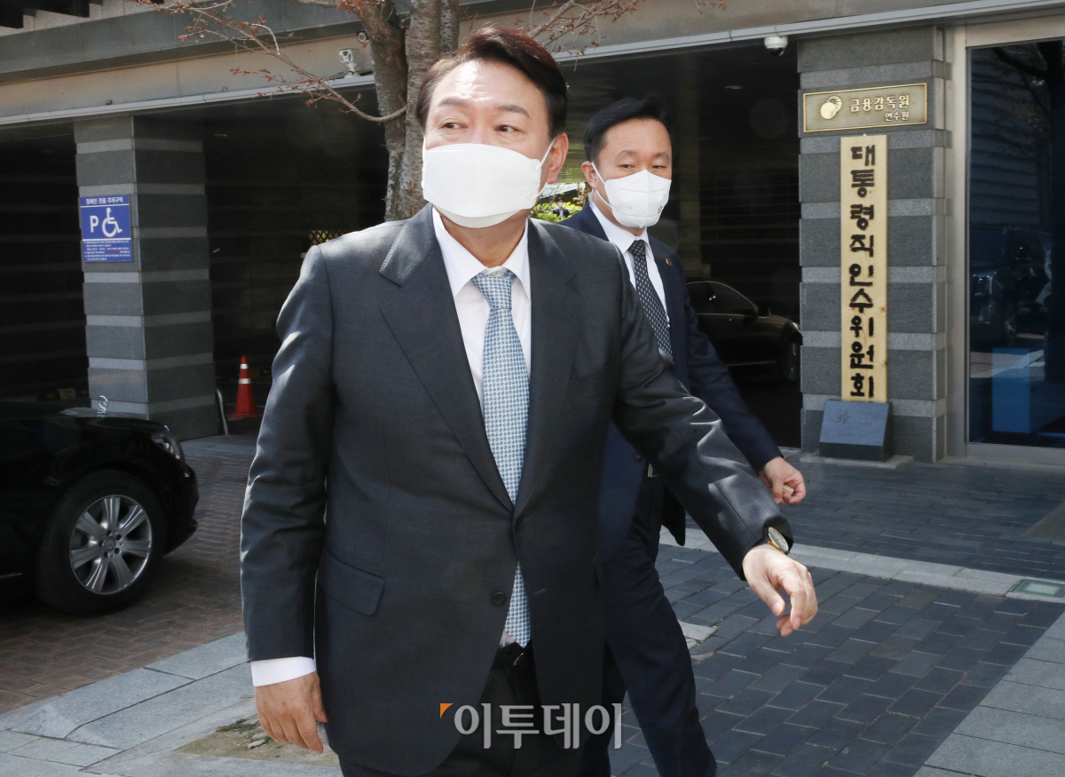 ▲윤석열 대통령 당선인이 7일 한미연합사 방문을 마친 뒤  서울 종로구 통의동 제20대 대통령직인수위원회 집무실로 향하고 있다. (인수위사진기자단)