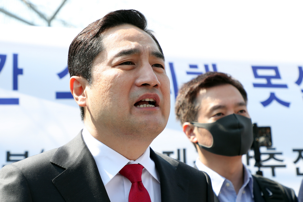 ▲(연합뉴스) 유튜브 채널 가로세로연구소 출연진인 강용석 변호사가 4일 오후 경기 수원시 세류역에서 기자회견을 열고 경기도지사 선거 출마를 선언하고 있다.