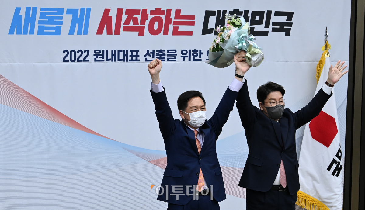 ▲8일 국회에서 열린 국민의힘 원내대표 선출 의원총회에서 신임 원내대표로 당선된 권성동 의원이 김기현 전 원내대표로부터 꽃다발을 받은 뒤 기념촬영을 하고 있다. (국회사진취재단)