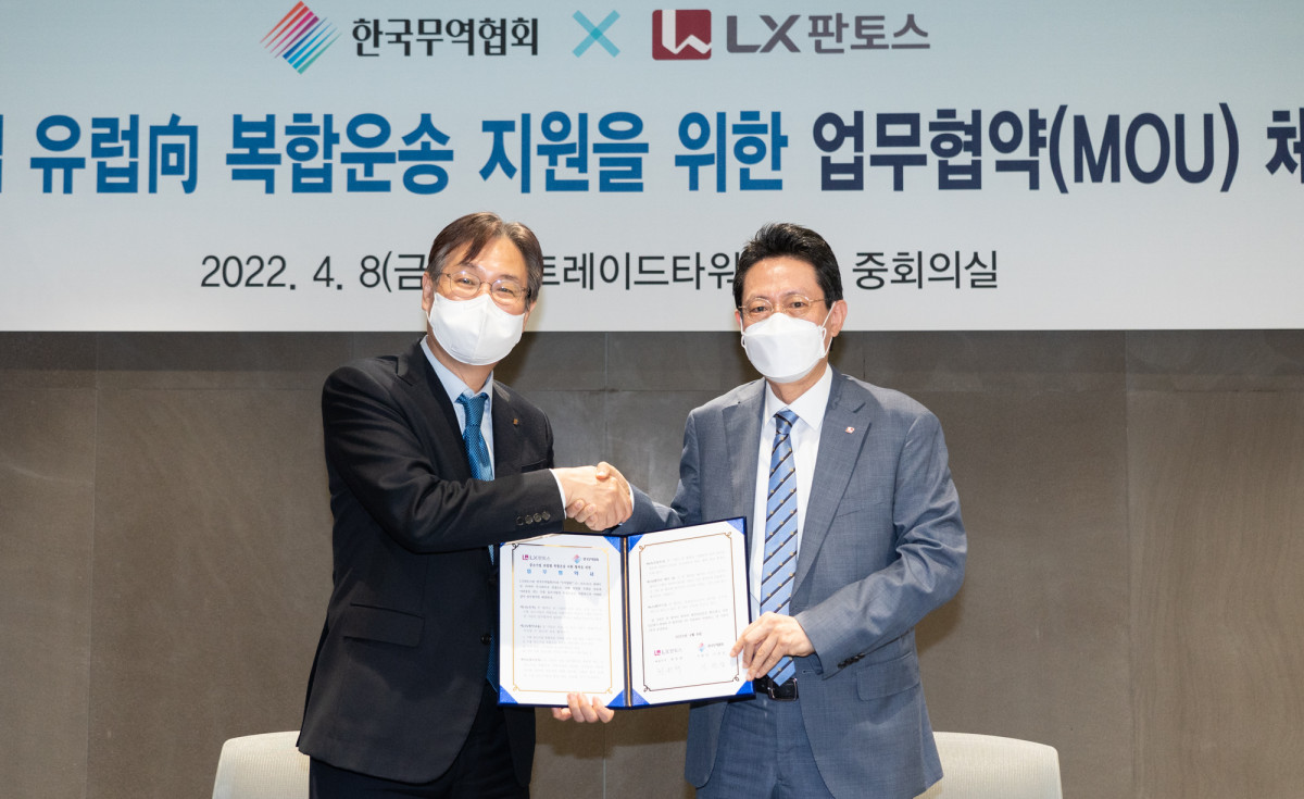 ▲무역협회 이관섭 부회장(왼쪽)과 LX판토스 최원혁 대표이사(오른쪽)가 업무협약(MOU) 체결 뒤 기념사진을 촬영하고 있다. (사진제공=무역협회)