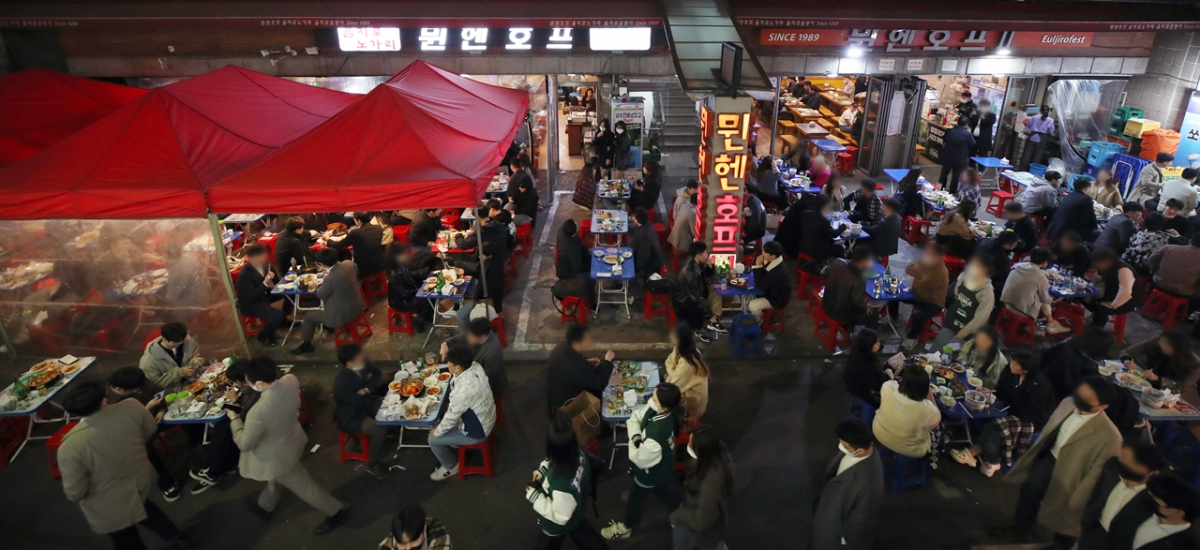▲서울 중구 을지로 노가리 골목 주점이 시민들로 붐비고 있다. (뉴시스)