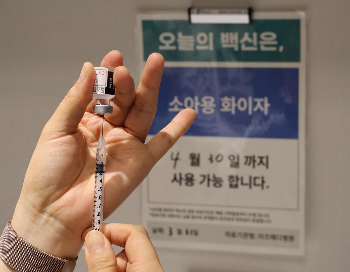 ▲만 5∼11세 소아·아동에 대한 화이자 코로나19 백신 접종을 시작한 31일 강서구 미즈메디 병원 소아청소년과에서 의료진이 백신을 준비하고 있다.  (연합뉴스)