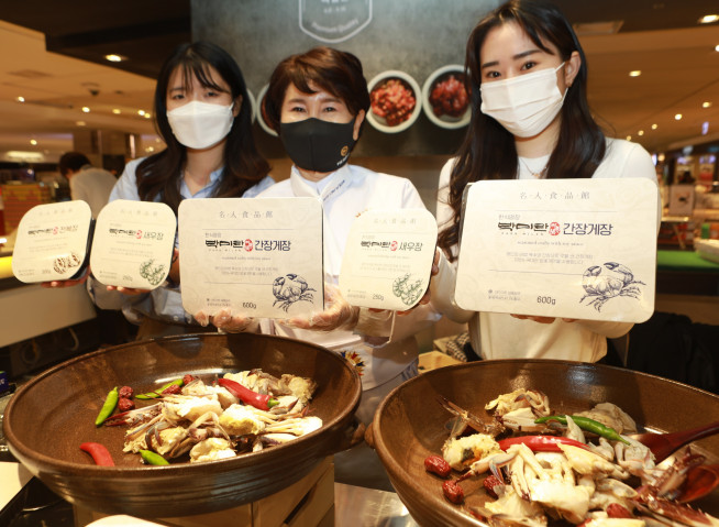 ▲롯데백화점 본점 '명인식품관'에서 박미란 명장과 모델들이 상품을 홍보하는 모습(사진제공=롯데백화점)