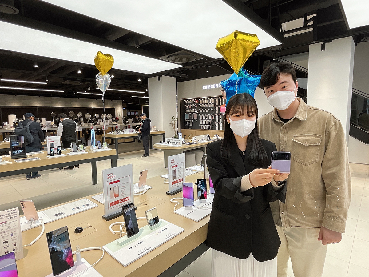 ▲전자랜드 타이푼에서 고객들이 자급제 단말기를 살펴보고 있다(사진제공=전자랜드)