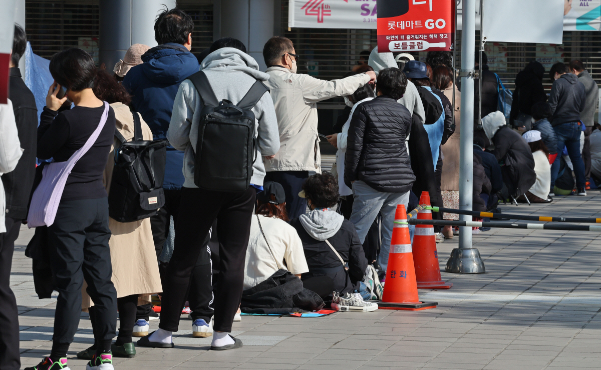 ▲(연합뉴스) 8일 오전 서울 중구 롯데마트 서울역점 앞에서 시민들이 포켓몬빵을 구매하기 위해 줄을 서있다.
