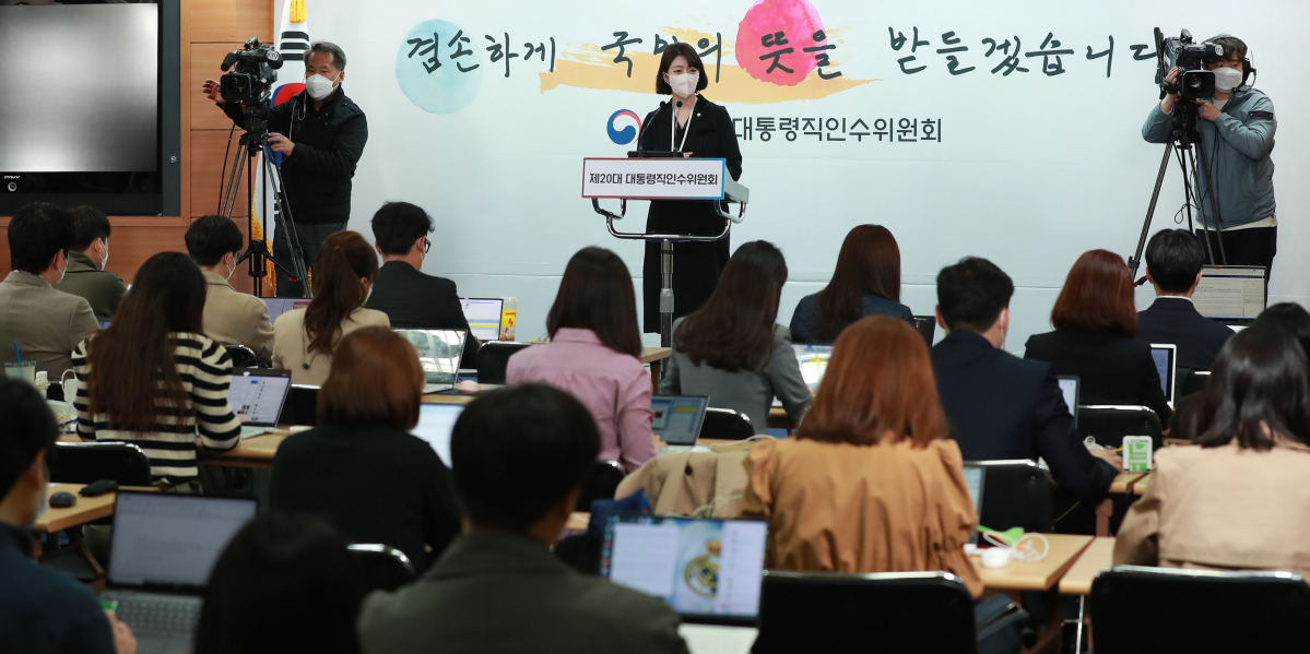 ▲배현진 대통령 당선인 대변인이 8일 오전 서울 종로구 통의동 인수위원회에서 일일 브리핑을 하고 있다. (뉴시스)