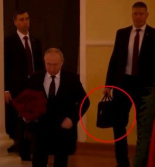 ▲지리놉스키의 장례식에 참석한 푸틴과 핵가방을 든 경호원 모습. (출처=더선 캡처)