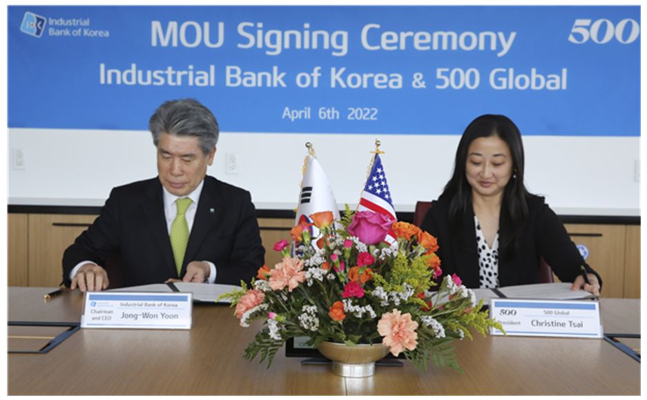 ▲지난 6일 윤종원(왼쪽) 기업은행장이 크리스틴 차이 500스타트업스 대표와 MOU를 체결하는 모습 (기업은행)