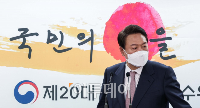 ▲윤석열 대통령 당선인이 10일 오후 서울 종로구 통의동 제20대 대통령직인수위원회에서 초대 내각 명단을 발표하기 위해 브리핑룸에 입장하고 있다. 이날 윤 당선인은 경제부총리 겸 기획재정부, 산업통상자원부, 국토교통부, 국방부, 과학기술부, 보건복지부, 문화체육관광부, 여성가족부 장관 인선을 발표했다. 인수위사진기자단  (이투데이DB)