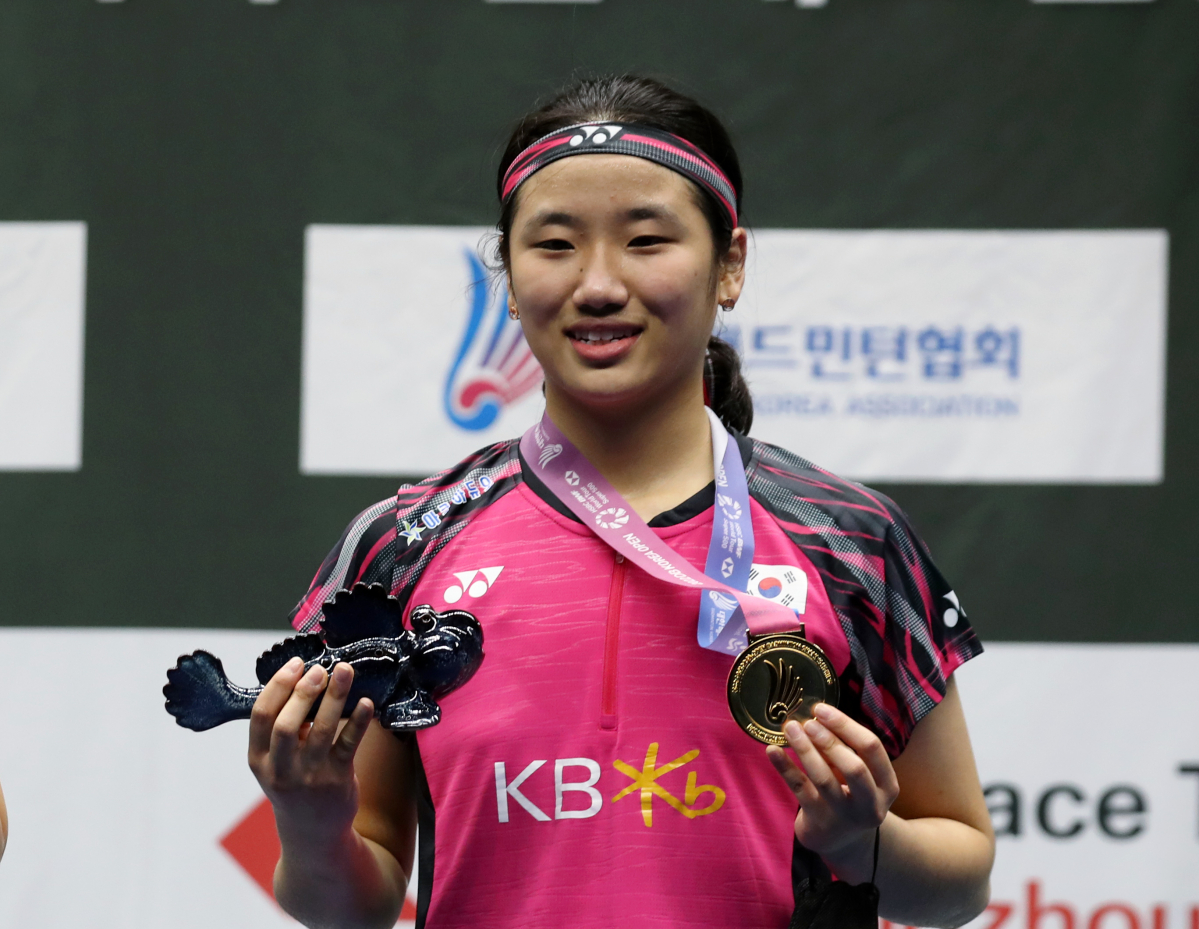 ▲10일 전남 순천 팔마체육관에서 열린 2022 코리아오픈 배드민턴선수권대회 여자 단식 결승에서 한국 안세영(오른쪽)이 태국의 포른파위 초추웡을 상대로 세트스코어 2-0으로 승리한 뒤 금메달 수상하고 있다. (연합뉴스)