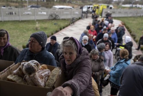 ▲우크라이나 키이우에서 북서쪽으로 40마일 떨어진 보도르얀카 마을에서 사람들이 식량을 받기 위해 줄서 있다. 보도르얀카/AP연합뉴스
