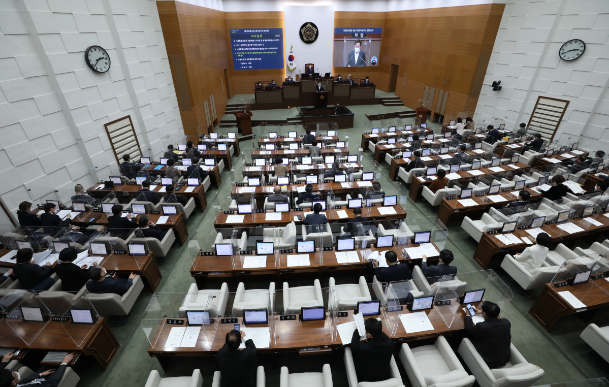 ▲오세훈 서울시장이 3월 25일 서울 중구 서울시의회에서 열린 제306회 임시회 제1차 본회의 2022년도 제1회 추가경정예산안에 대해 시정연설 하고 있다.  (뉴시스)