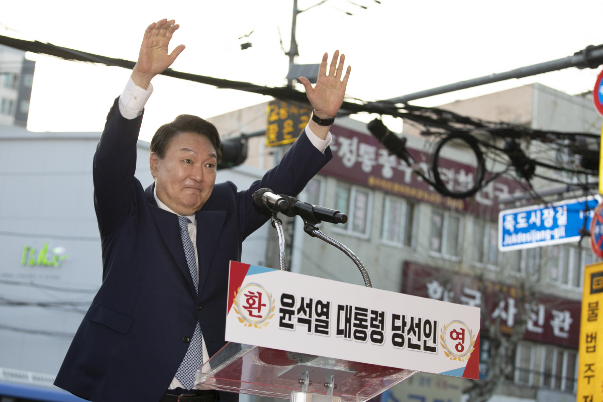 ▲(연합뉴스) 윤석열 대통령 당선인이 11일 오후 경북 포항시 북구 죽도시장을 방문해 시민들에게 인사하고 있다.