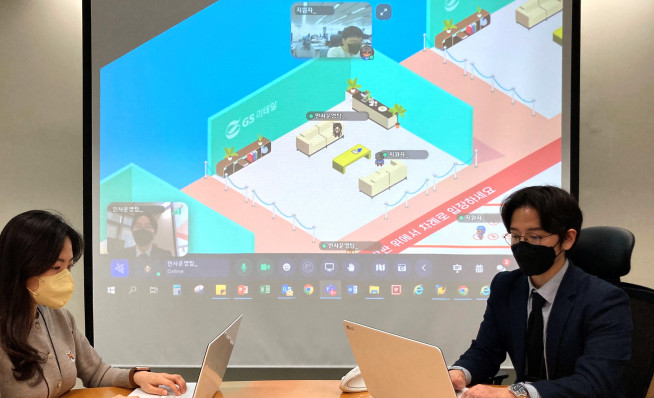 ▲GS리테일 인사운영팀이 채용설명회를 시연하고 있다.(사진제공=GS리테일)