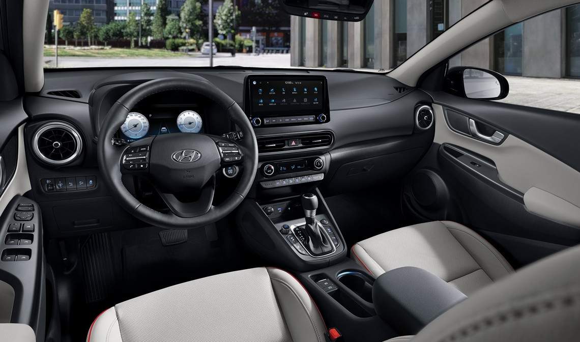 ▲새 모델은 고객 선호사양을 기본으로 바꿔 상품성을 개선했다. 동시에 기본가격이 181만 원에서 최대 355만 원까지 올랐다.  (사진제공=현대차)