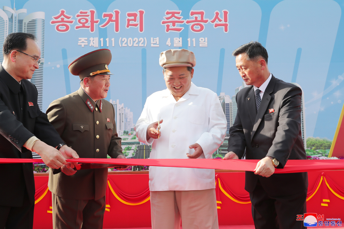 ▲(연합뉴스) 11일 평양 송신·송화지구 송화거리 준공식에 참여한 김정은 북한 국무위원장

