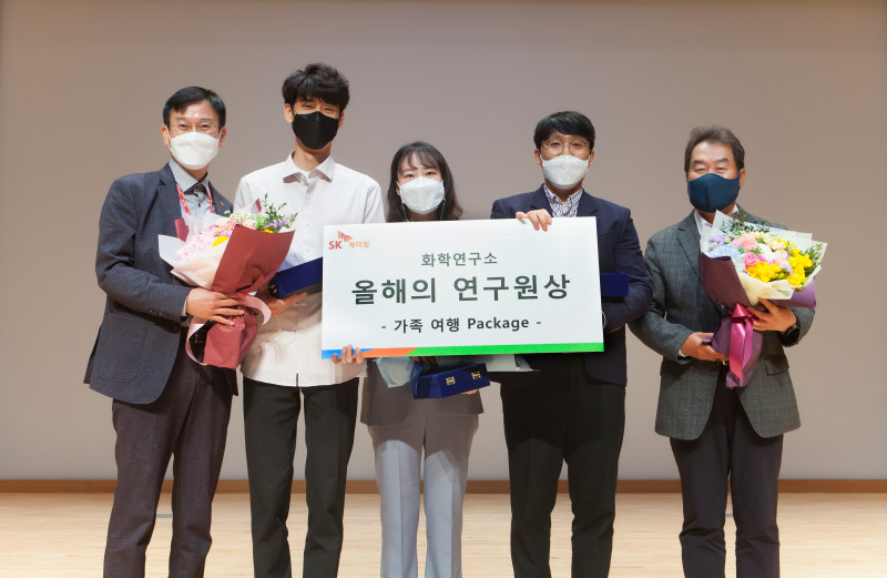 ▲올해의 연구원상을 수상한 SK케미칼 △이상열(왼쪽 두번째) △황다영(왼쪽 세번째) △이성기(왼쪽 네번째) 연구원이 전광현 SK케미칼 대표이사 사장(오른쪽), 김한석 화학연구소장(왼쪽)과 기념 사진촬영을 하고 있다. (사진제공=SK케미칼)