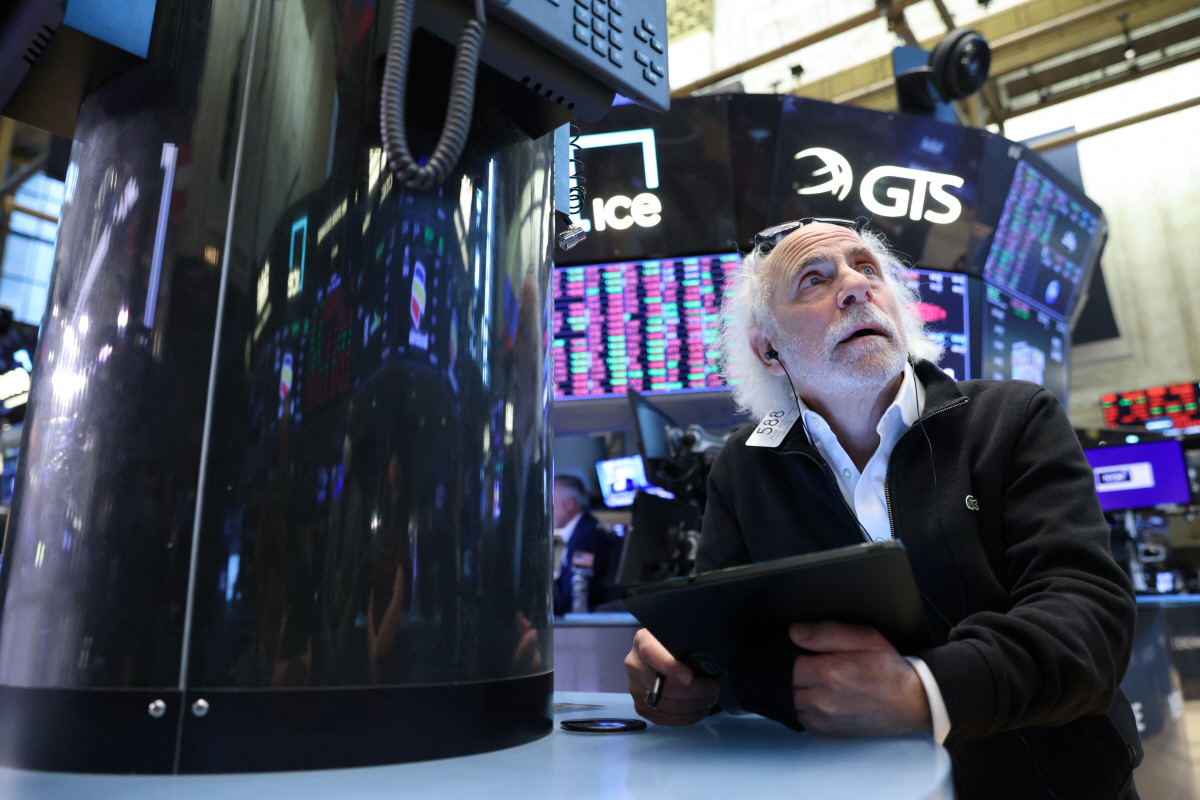 ▲(연합뉴스) 11일(현지시각) 미국 뉴욕증권거래소(NYSE) 입회장에서 한 트레이더가 업무를 보고 있다.